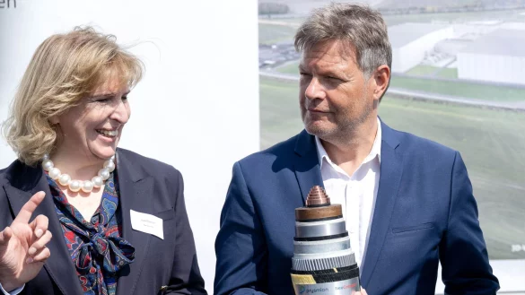 Bundeswirtschaftsminister Robert Habeck und Julia Prescot, die Vorsitzende der Projektgesellschaft Neuconnect, in Wilhelmshaven. - &copy; Sina Schuldt/dpa