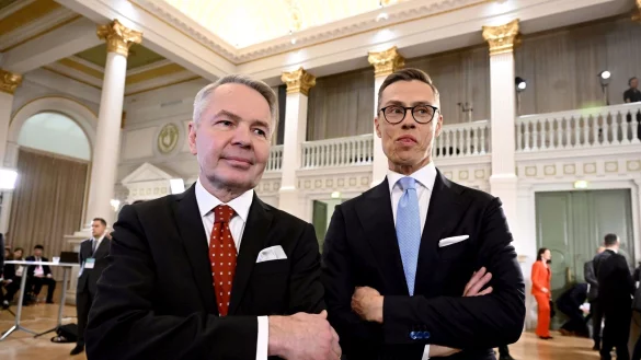 Die Pr&auml;sidentschaftskandidaten Alexander Stubb (r) und Pekka Haavisto im Rathaus von Helsinki. - &copy; Markku Ulander/Lehtikuva/AP/dpa