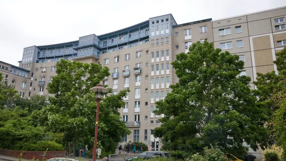 Ein schwer verletztes kleines M&auml;dchen ist in einer Katzenbox im Berliner Bezirk Treptow-K&ouml;penick vor dem Mietshaus gefunden worden. - &copy; J&ouml;rg Carstensen/dpa