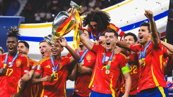 Der vierte Titel: Nie hat eine Nationalmannschaft so erfolgreich bei einer EM gespielt. - &copy; Tom Weller/dpa