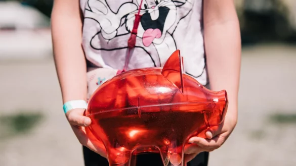 Bargeld ist gut, ein Konto aber auch? F&uuml;r Kinder und Jugendliche gibt es besondere Girokonten mit Schutz vor Verschuldung. - &copy; Zacharie Scheurer/dpa-tmn/dpa