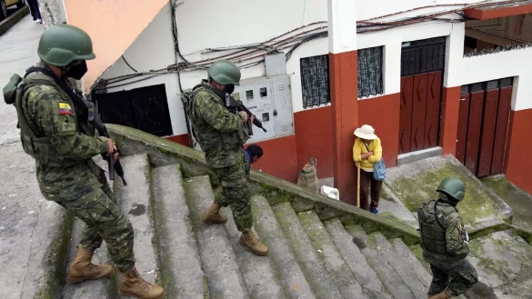 Soldaten patrouillieren in einem Wohngebiet im S&uuml;den von Quito. - &copy; Dolores Ochoa/AP