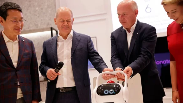 KI ist das große Thema der diesjährigen IFA - Kanzler Scholz (2.v.l) bekam bei seinem Rundgang einen sprechenden KI-Helfer für den Alltag vorgeführt. - © Carsten Koall/dpa