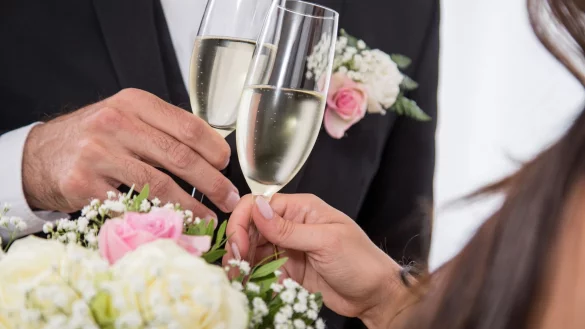 Erst der Sektempfang, dann die Hochzeitstorte, sp&auml;ter die Festtafel: Eine Hochzeit wird schnell teuer. Ist da die L&ouml;sung, die G&auml;ste zur Kasse zu bitten? - &copy; Christin Klose/dpa-tmn/dpa