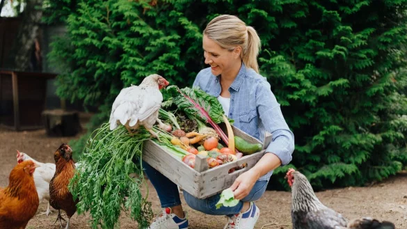 Tiere und Pflanzen bereichern Judith Rakers\' Leben. - &copy; Jukers Media & More/Kosmos Verlag/dpa