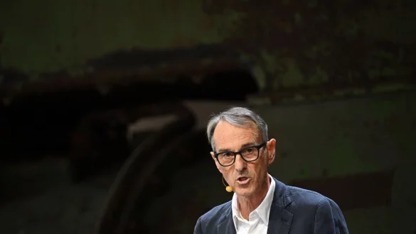 Der belgische Theaterregisseur Ivo Van Hove spricht w&auml;hrend der Programm Pressekonferenz der Ruhrtriennale 2024. - &copy; Federico Gambarini/dpa