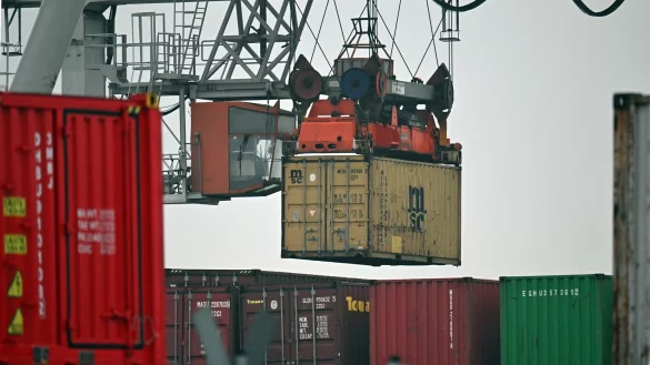 Im Duisburger Hafen werden Container verladen. - &copy; Federico Gambarini/dpa