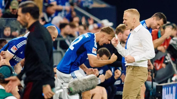 Schalkes Trainer Karel Geraerts (r) jubelt beim Schlusspfiff. - &copy; Bernd Thissen/dpa