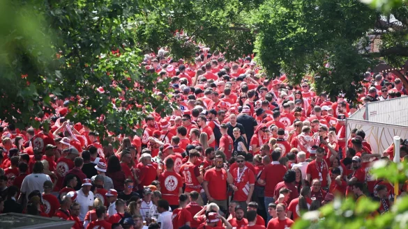 Fans des 1. FC Kaiserslautern feiern vor dem Spiel auf dem Breitscheidplatz. - &copy; Sebastian Christoph Gollnow/dpa