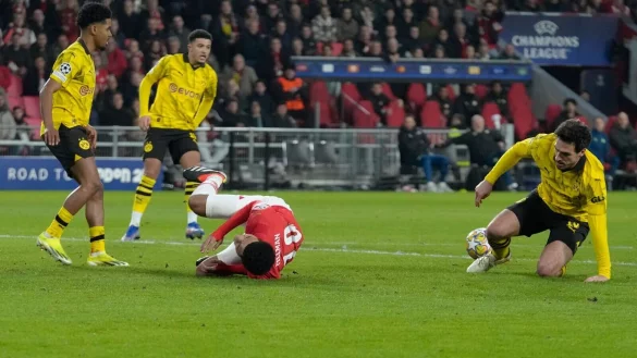 Eindhovens Malik Tillman (l) liegt nach einem Zweikampf mit Dortmunds Mats Hummels (r) am Boden. - &copy; Peter Dejong/AP