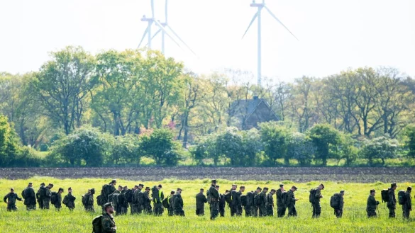 Der sechsj&auml;hrige Arian wurde am Sonntag mithilfe einer Menschenkette gesucht. - &copy; Daniel Bockwoldt/dpa