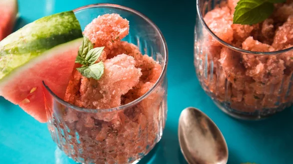 Ein selbstgemachter Slushy spart nicht nur Geld, sondern auch eine Menge Zucker. - &copy; Christin Klose/dpa-tmn