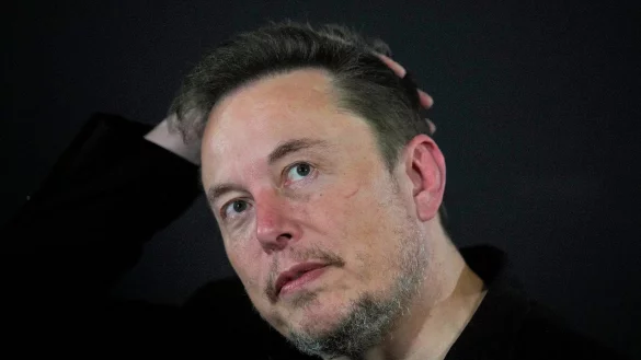 Nach dem Plan von 2018 konnte Elon Musk in zwölf Schritten Aktienoptionen mit einem maximalen Wert von damals bis zu 55,8 Milliarden Dollar bekommen, wenn Börsenwert und Geschäftszahlen von Tesla mit bestimmten Mindestwerten wachsen. - © Kirsty Wigglesworth/AP Pool/AP