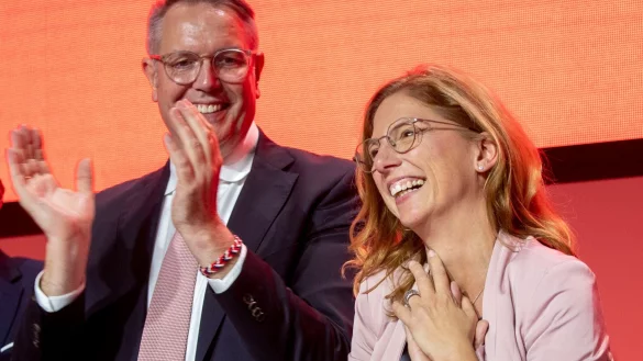 Ministerpr&auml;sident Alexander Schweitzer und die neue Partechefin Sabine B&auml;tzing-Lichtenth&auml;ler stehen f&uuml;r den Generationswechsel in der rheinland-pf&auml;lzischen SPD. - &copy; Helmut Fricke/dpa
