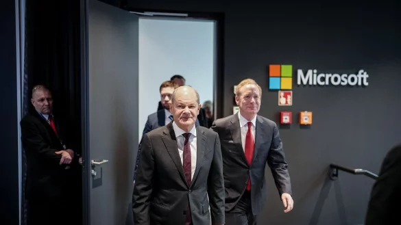 Bundeskanzler Olaf Scholz (SPD) und Vice Chair und President der Microsoft Corporation Brad Smith kommen zur Pressekonferenz der Microsoft Deutschland GmbH zu den Investitionen des Konzerns im KI-Bereich in Deutschland. - &copy; Kay Nietfeld/dpa