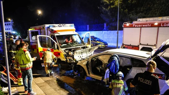 Rettungskr&auml;fte sind an der Unfallstelle eines Frontalzusammensto&szlig;es mit einem Rettungswagen im Einsatz. (Symbolbild) - &copy; Alex Talash/dpa