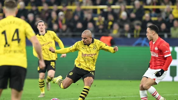 Donyell Malen von Dortmund schie&szlig;t auf das Tor. - &copy; Federico Gambarini/dpa