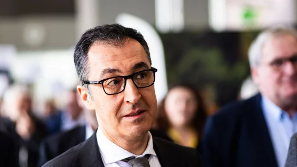 Dutzende Einsatzkr&auml;fte und Protestierende mit Schildern begleiteten den Rundgang von Landwirtschaftsminister Cem &Ouml;zdemir &uuml;ber die Messe Fruchtwelt Bodensee. - &copy; Philipp von Ditfurth/dpa