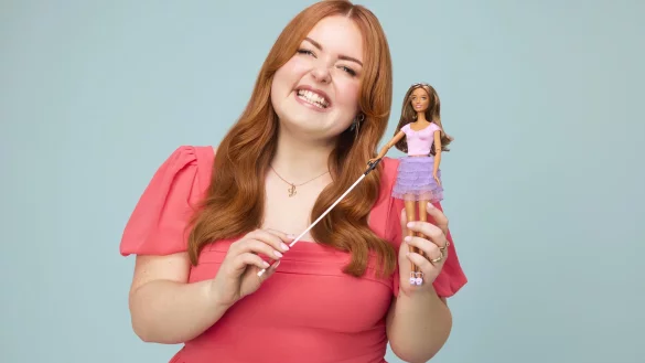 Barbie gibt es nun auch mit einer Sehbehinderung - hier zu sehen mit Lucy Edwards, einer blinden Rundfunksprecherin und Behindertenaktivistin. - &copy; Mattel/PA Media/dpa