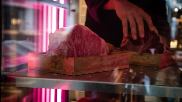Ein Zwei-Kilo-St&uuml;ck Wagyu Beef lagert bei 3 bis 4 Grad in einem Gastro-Reifeschrank. - &copy; Christin Klose/dpa-tmn/dpa