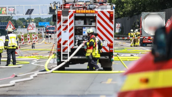Auf der abgeriegelten A1 war es zu einem Gro&szlig;einsatz gekommen. - &copy; Alex Talash/dpa