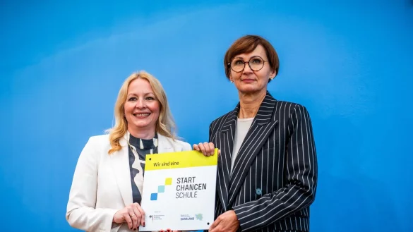 Mit der Unterschrift von Bettina Stark-Watzinger (r) und Christine Streichert-Clivot startet das Startchancen-Programm. - &copy; Michael Kappeler/dpa