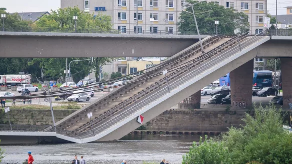 Die Br&uuml;cke in Dresden liegt zum Teil im Wasser. - &copy; Robert Michael/dpa
