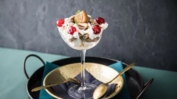 Klassisch dekoriert: Vermicelles aus Maronenp&uuml;ree, Meringues, Cocktailkirschen, Sahne und Minze. - &copy; Christin Klose/dpa-tmn