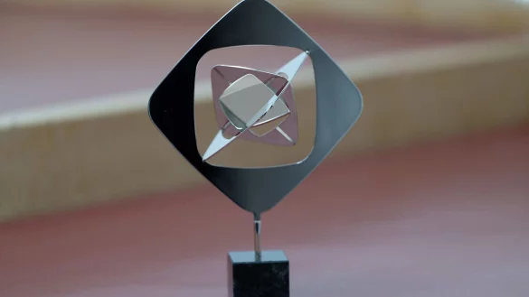 Eine Troph&auml;e f&uuml;r einen Grimmepreis steht zur Bekanntgabe der Preistr&auml;ger auf einem Tisch. - &copy; Henning Kaiser/dpa