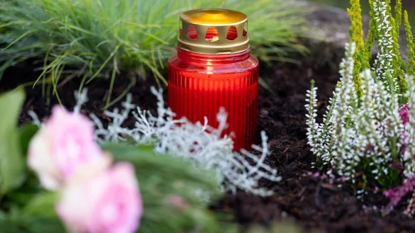 Die Polizei ermittelt wegen St&ouml;rung der Totenruhe gegen Grableuchten-Diebe. - &copy; Sven Hoppe/dpa