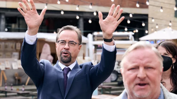 Popul&auml;rstes Team beim &laquo;Tatort&raquo; sind Jan Josef Liefers (links) als Rechtsmediziner Karl-Friedrich Boerne und Axel Prahl als Kommissar Frank Thiel, die f&uuml;r den WDR in M&uuml;nster ermitteln und stets sehr hohe Reichweite haben. Dieses Jahr kommt noch ein neuer Krimi mit Thiel und Boerne. (Archivfoto) - &copy; Bernd Thissen/dpa