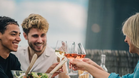 Nicht nur zum Aperitif eignen sich leichte Weine und Schaumweine. Ein Fr&uuml;hst&uuml;ckswein passt hervorragend zum Brunch. - &copy; Zacharie Scheurer/dpa-tmn