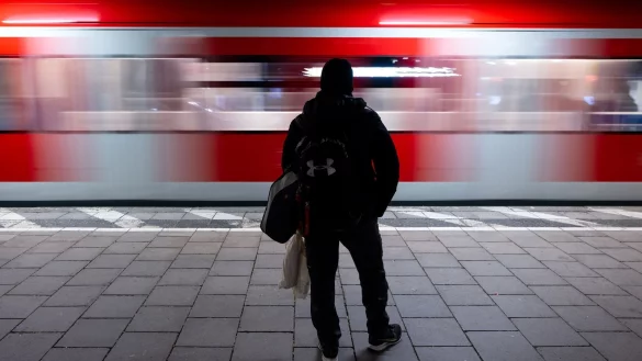 In München ist ein Mann in letzter Sekunde vor einer einfahrenden S-Bahn gerettet worden. - © Sven Hoppe/dpa