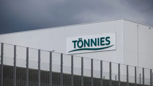 Das Firmenlogo ist auf dem Betriebsgel&auml;nde der Fleischfabrik T&ouml;nnies zu sehen. - &copy; Friso Gentsch/dpa