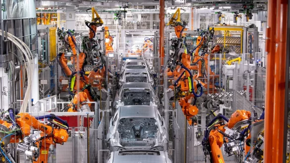 Roboter arbeiten an der Karosserie von verschiedenen BMW-Modellen im BMW-Stammwerk. - &copy; Sven Hoppe/dpa