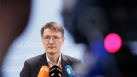 «Wenn wir dieses Gesetz nicht durchgesetzt bekommen, dann ist ein Krankenhaussterben in Deutschland in großen Teilen schwer abwendbar»: Karl Lauterbach. - © Carsten Koall/dpa