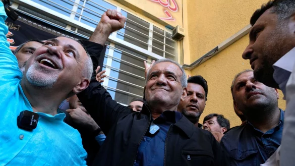 Der moderate Pr&auml;sidentschaftskandidat Peseschkian hat die Wahl gewonnen. (Archivbild) - &copy; Vahid Salemi/AP/dpa