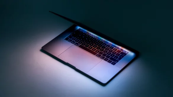 Schutzschirm: Macs sind eher selten von Viren betroffen. Eine Antivirensoftware lohnt sich dennoch, da sie auch Phishing-Attacken parieren kann. - &copy; Sebastian Gollnow/dpa-tmn/dpa