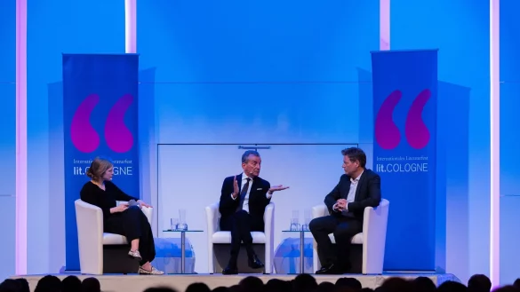 Auftaktveranstaltung des Literaturfestivals Lit.Cologne mit Robert Habeck (r), Michel Friedman und Moderatorin Nele Pollatschek&uuml;ber. - &copy; Rolf Vennenbernd/dpa