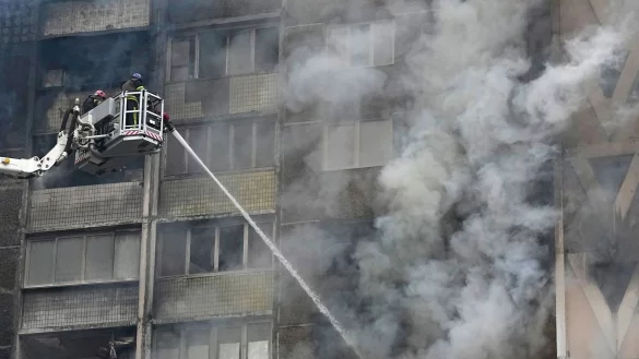 Feuerwehrleute versuchen in Kiew den Brand eines Wohnhauses zu l&ouml;schen. - &copy; Efrem Lukatsky/AP/dpa