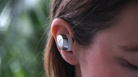 Die Ohrst&ouml;psel ragen seitlich am Kopf heraus und sind kaum zu &uuml;bersehen. - &copy; Coman Hamilton/dpa