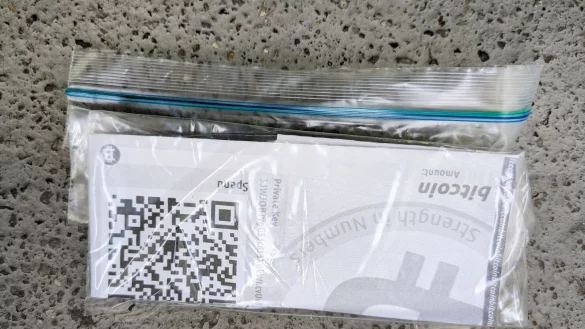 Köder auf den Straßen: Die QR-Codes auf den falschen Paper-Wallets führen nicht zum erhofften Geldsegen, sondern auf betrügerische Webseiten. - © Dirk Averesch/dpa-tmn