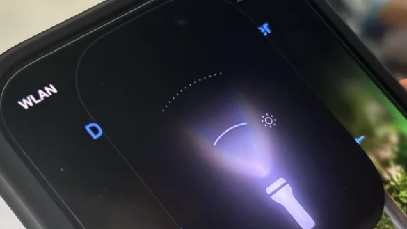 Neue Spielerei: Das Licht der Taschenlampe lässt sich unter iOS 18 zu einem Kegel bündeln oder stufenlos breit streuen. - © Franziska Gabbert/dpa-tmn