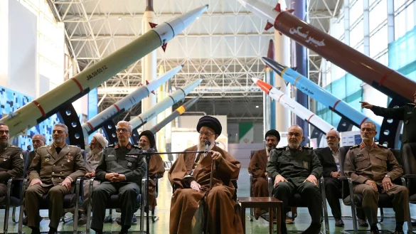 Ajatollah Ali Chamenei bei einer Ausstellung &uuml;ber die Errungenschaften der Revolutionsgarde in der Luft- und Raumfahrt. - &copy; -/AP/dpa/Archivbild