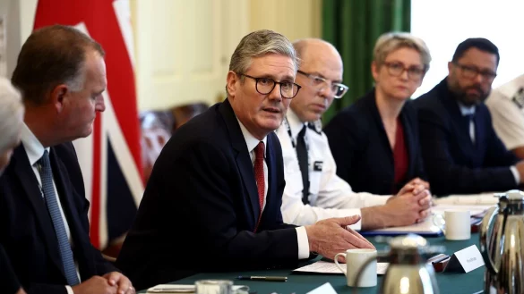 Premier Starmer sicherte der Polizei die R&uuml;ckendeckung seiner Regierung zu. - &copy; Henry Nicholls/PA Wire/dpa