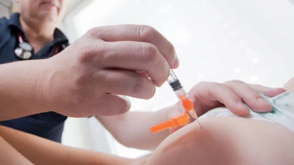 Die St&auml;ndige Impfkommission empfiehlt eine Impfung bereits im Kleinkindalter. (Symbolbild) - &copy; Julian Stratenschulte/dpa