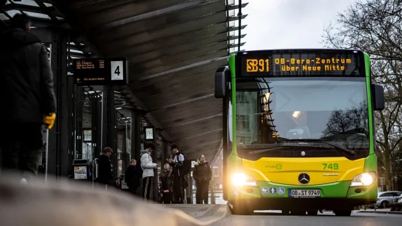 Ein Bus steht an Bahnsteig 4 am Busbahnhof in Oberhausen. - &copy; Christoph Reichwein/dpa