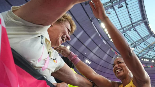 Jubel mit der Trainerin: Yemisi Ogunleye. - &copy; Michael Kappeler/dpa