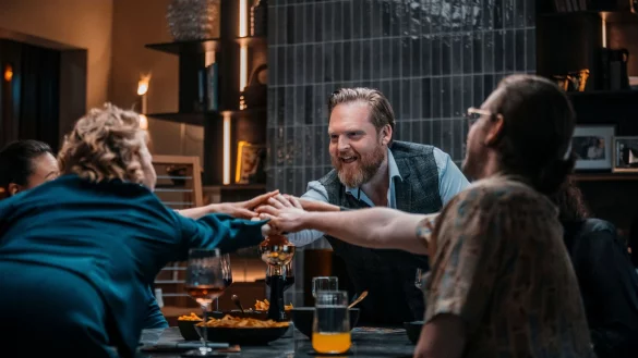 Ein Spieleabend eskaliert. - &copy; Sasha Ostrov/Netflix/dpa