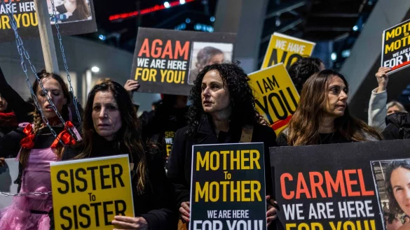 Israelische Frauen halten Plakate, die die Freilassung israelischer Geiseln fordert. Ein UN-Bericht sieht sexualisierte Gewalt bei dem Terroranschlag der Hamas als wahrscheinlich an. - &copy; Ilia Yefimovich/dpa